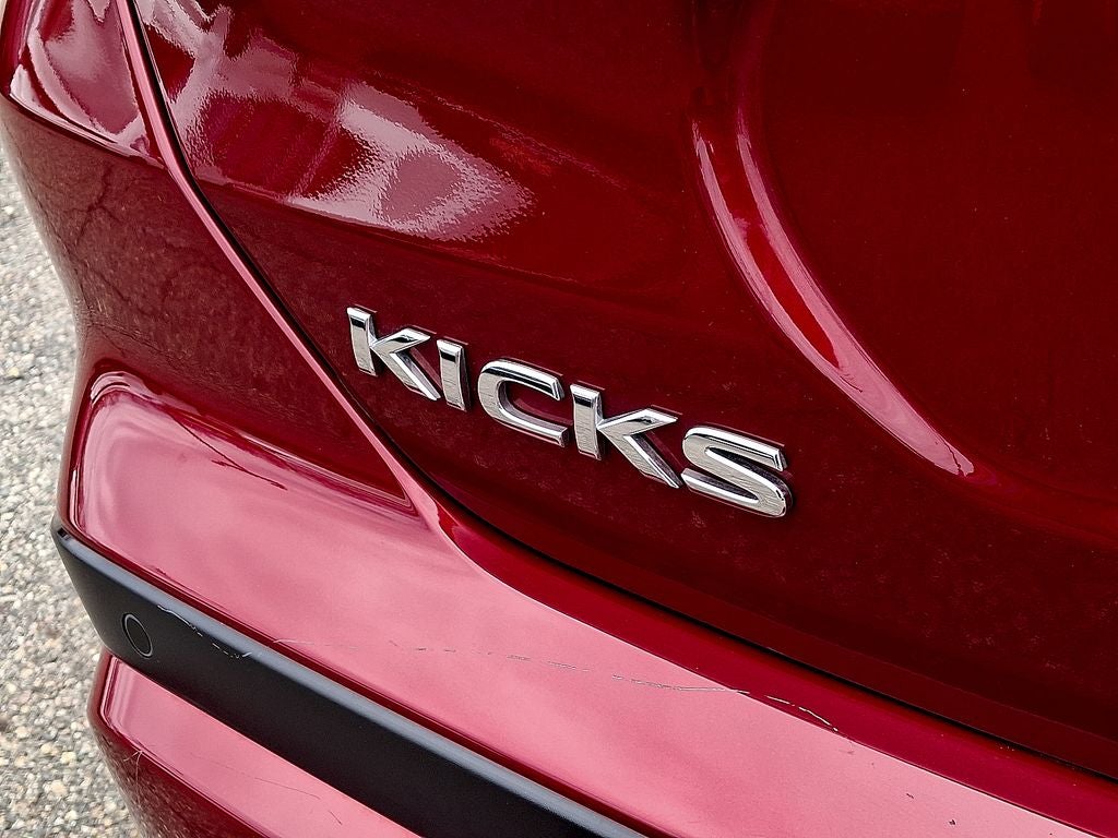 2023 Nissan Kicks SR