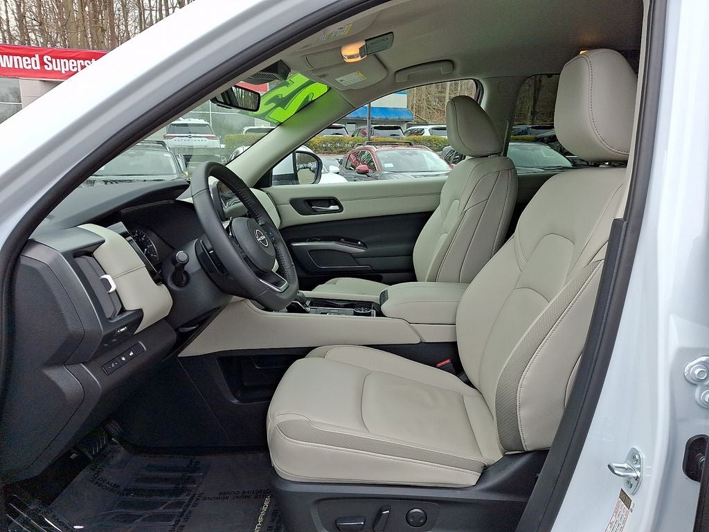 2025 Nissan Pathfinder SL