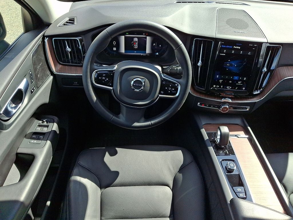 2023 Volvo XC60 B5 Plus Dark Theme