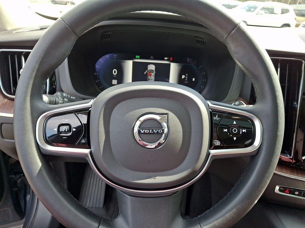 2023 Volvo XC60 B5 Plus Dark Theme