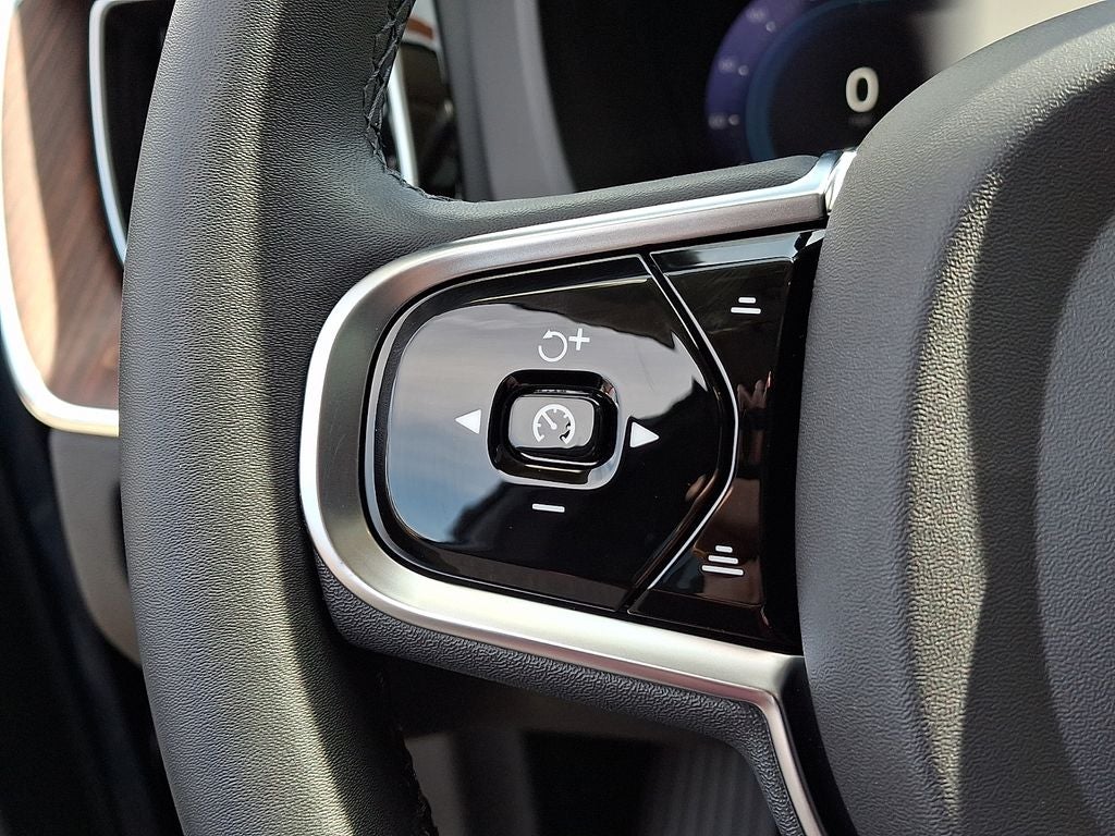 2023 Volvo XC60 B5 Plus Dark Theme