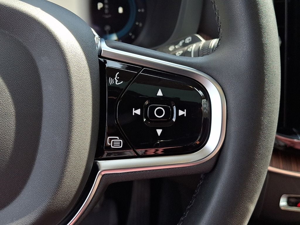 2023 Volvo XC60 B5 Plus Dark Theme