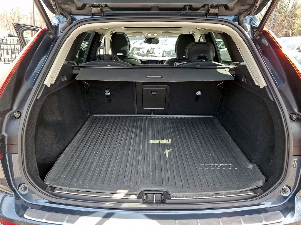 2023 Volvo XC60 B5 Plus Dark Theme