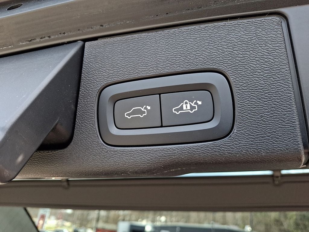 2023 Volvo XC60 B5 Plus Dark Theme