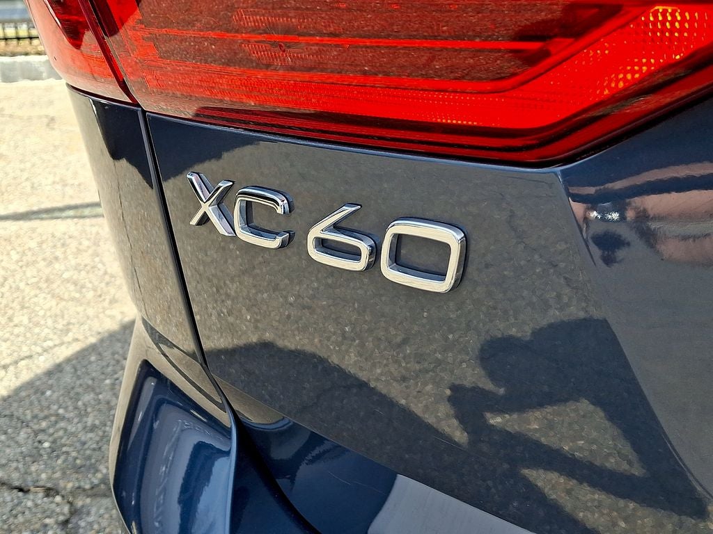 2023 Volvo XC60 B5 Plus Dark Theme