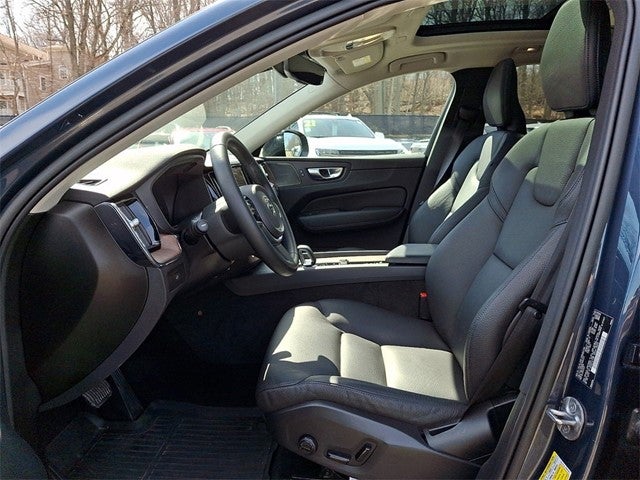2023 Volvo XC60 B5 Plus Dark Theme