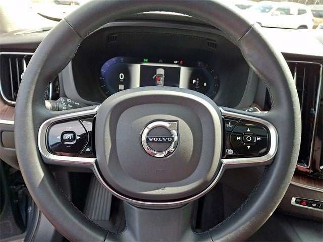 2023 Volvo XC60 B5 Plus Dark Theme