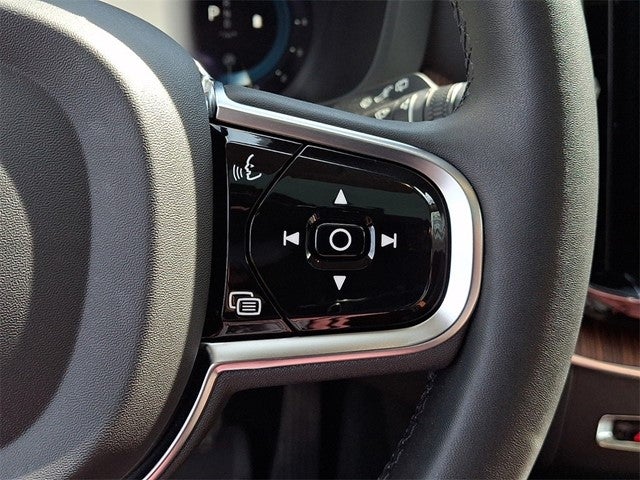 2023 Volvo XC60 B5 Plus Dark Theme