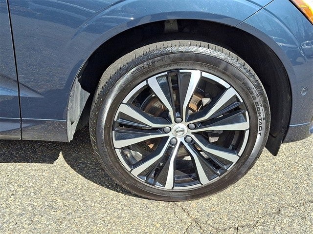 2023 Volvo XC60 B5 Plus Dark Theme